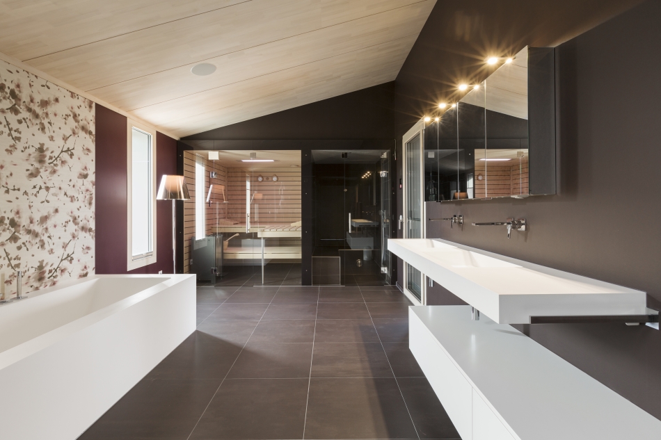 Modernes Badezimmer mit dunkles Fliesen und Tapete