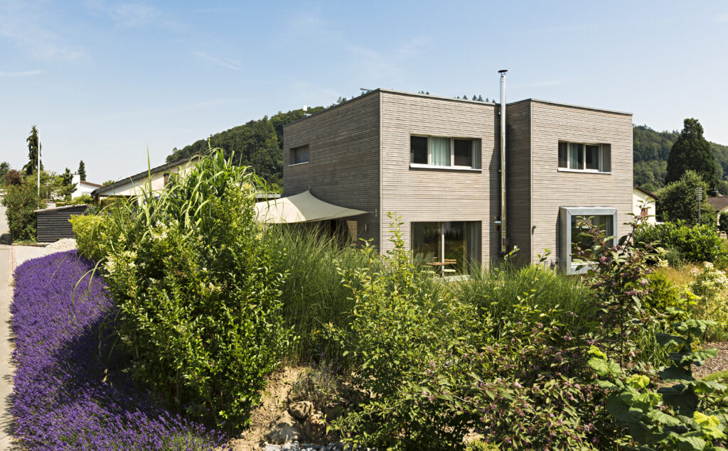 Aussenansicht Musterholzhaus mit Garten